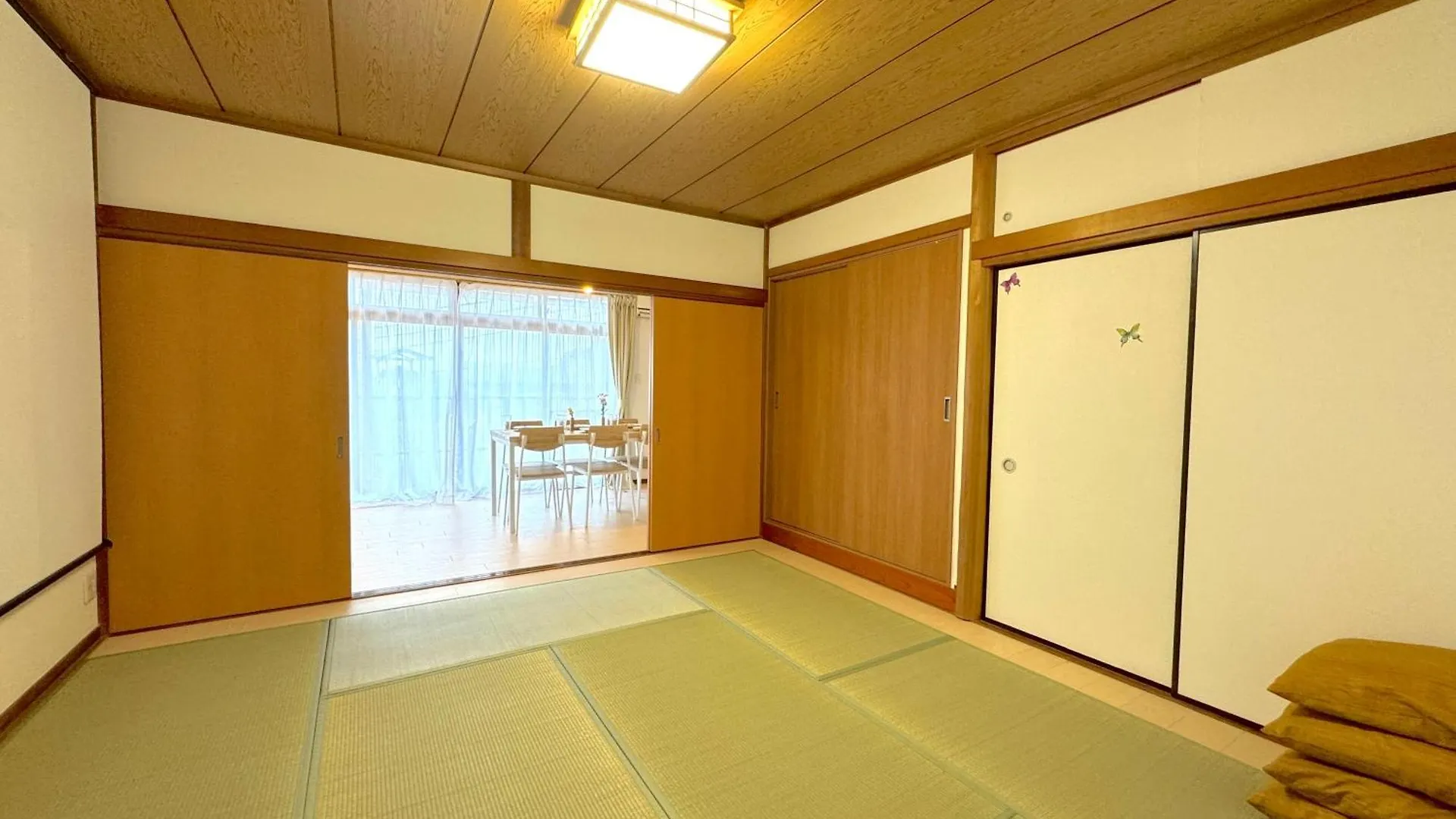 别墅 MiyakamiAngo Yugawara New Open 駅から車で9分 デッキで無料でbbqで楽しめる プロジェクターと卓球台あり别墅